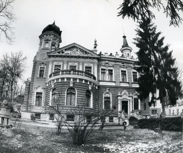National Museum building (former Dunikowski villa) at 42 Drahomanova st.  2