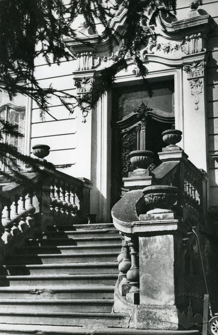 Buiding entrance at 42 Drahomanova st. National Museum building (former Dunikowski villa) 1