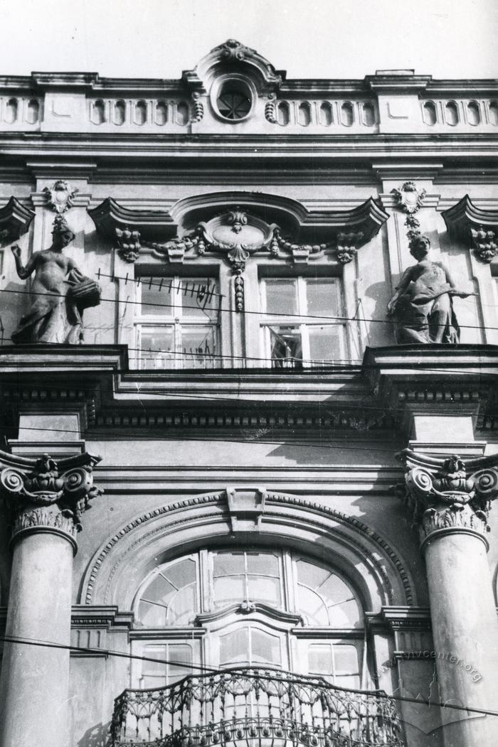 Фрагмент декорування фасаду на вул. Дорошенка, 19  2