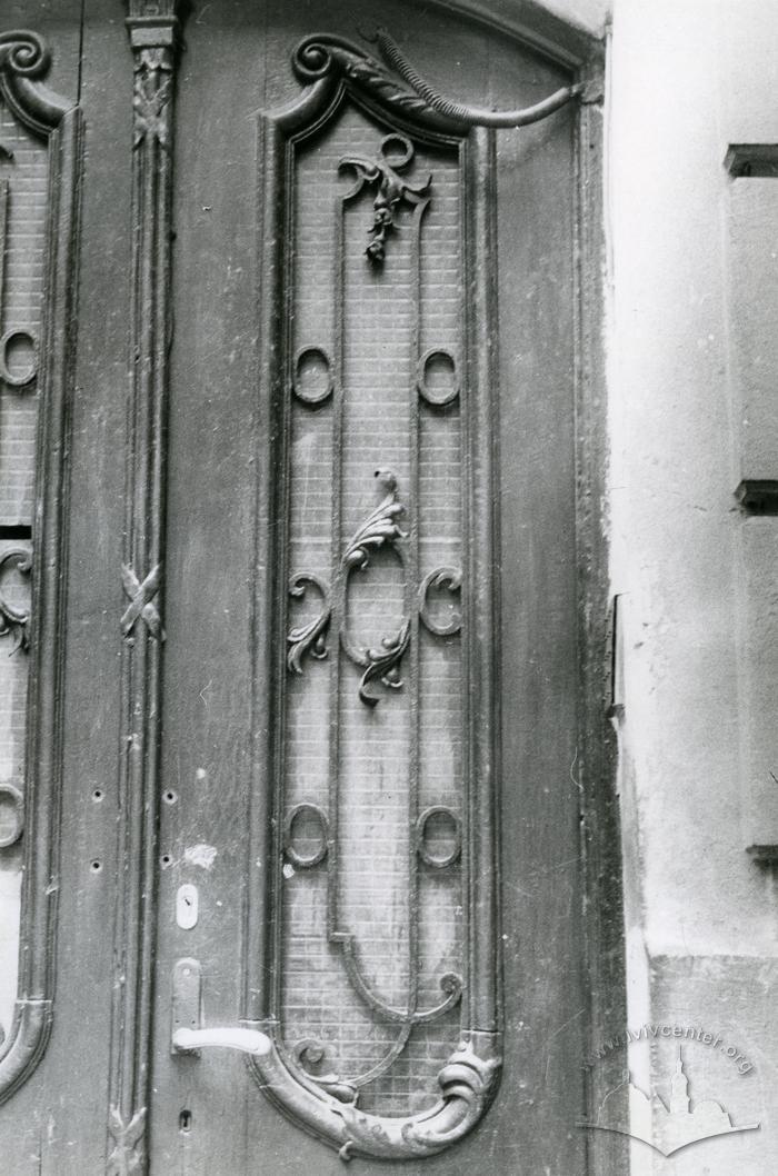 Fragment of the main entrance at 6 Voloshchaka St.  1