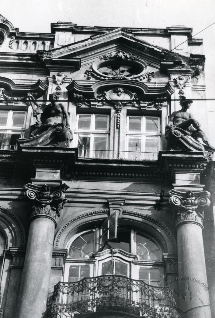 Building at 19 Doroshenka st. Fragment of the façade decor  2