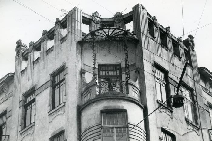 Building at 15 Doroshenka st. Uppermost part of the building's corner 1