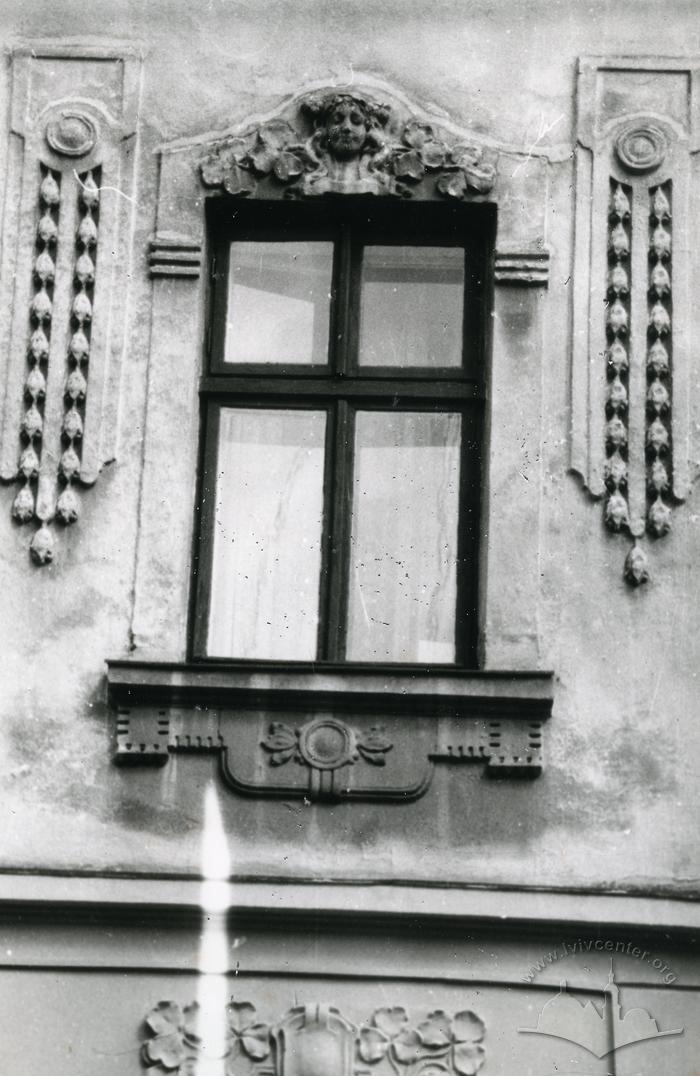 Window and façade decor at 6 Vasyl'kivs'koho St. 2