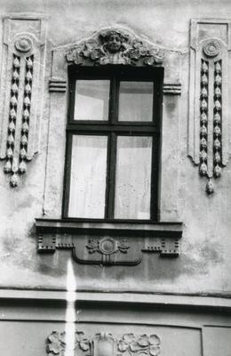 Вікно і декорування фасаду на вул. Васильківського, 6
