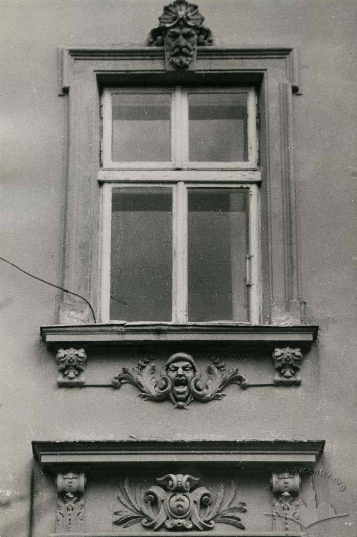 Window with mascarons at 8 Kobylianskoi St.  2