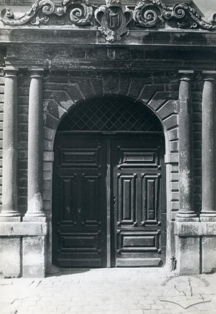Main entrance at 10 Fedorova St.  2