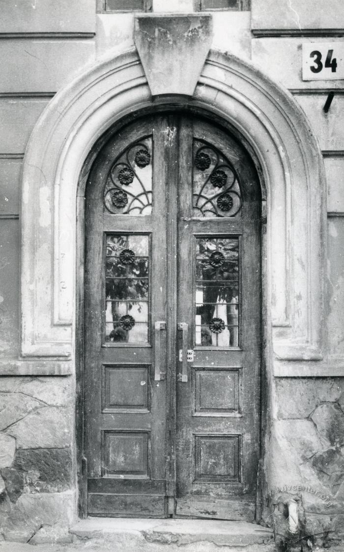 Main entrance at 34 Vyshens'koho St.  2