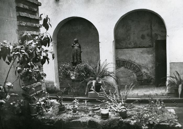 The courtyard of the Pharmacy Museum at 1 Stavropihiiska St. 2