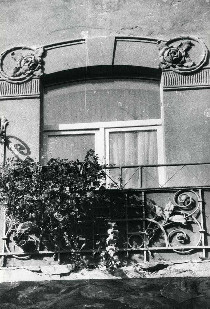 Window and balcony at 21 Vyshens'koho St.  2
