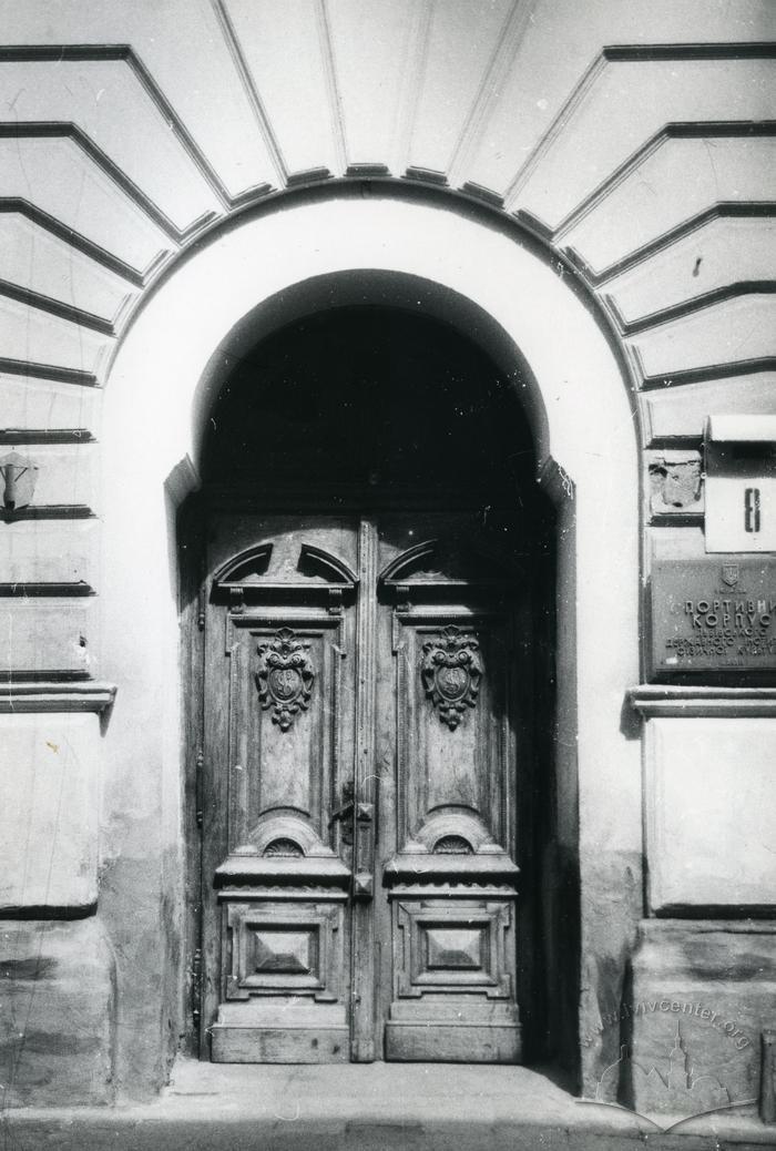 Main entrance of the building at 8 Dudajeva St. 2