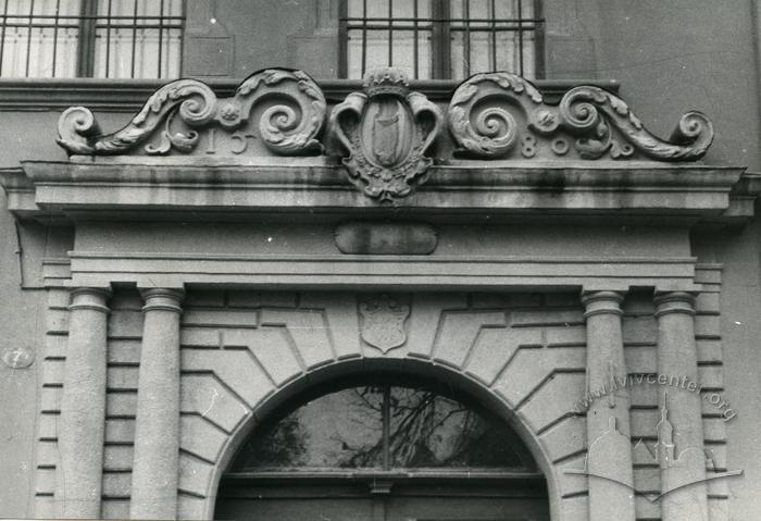 Fragment of the main entrance at 10 Fedorova st.  2
