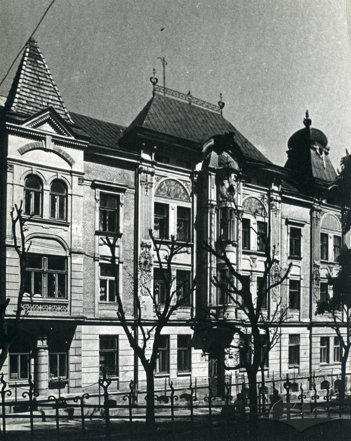 Building at 8 Parkova St. 2