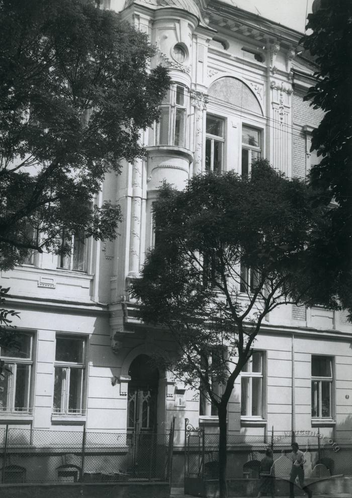 Building at 8 Parkova St. 2