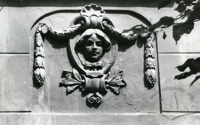 Mascaron at 33 Snopkivska St.  2