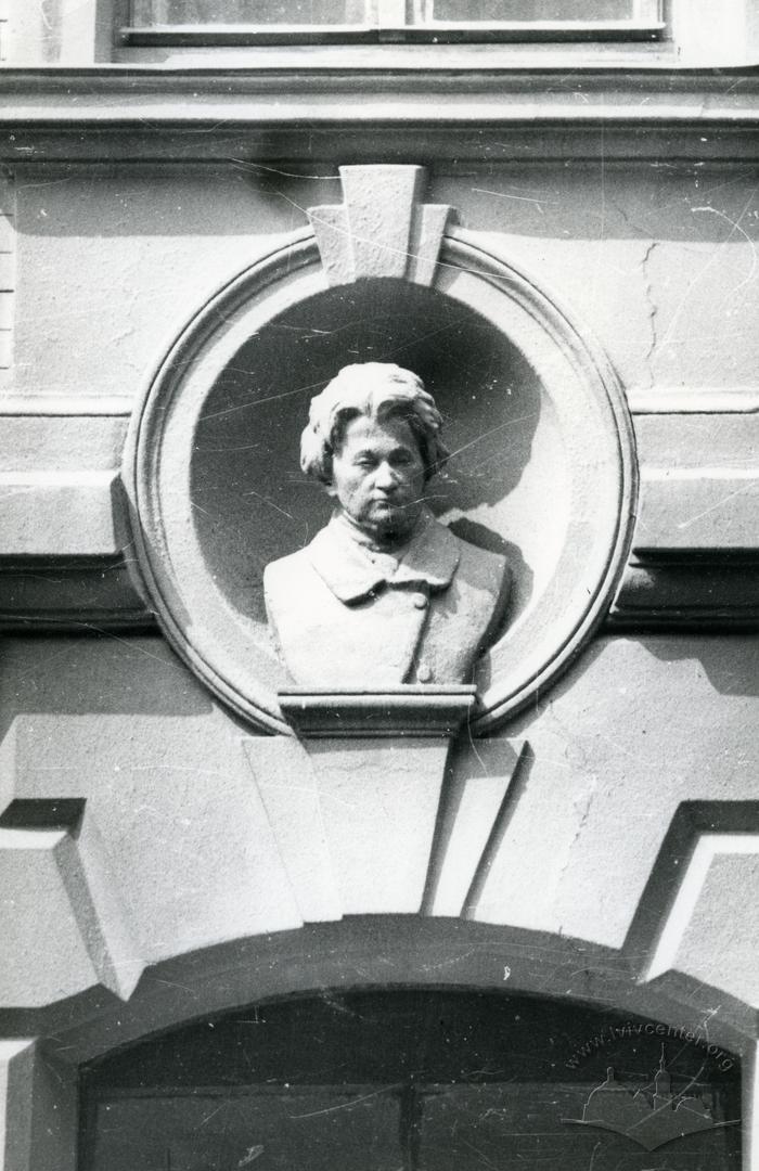 Bust of Adam Mickiewicz at 104 Franka St.  2