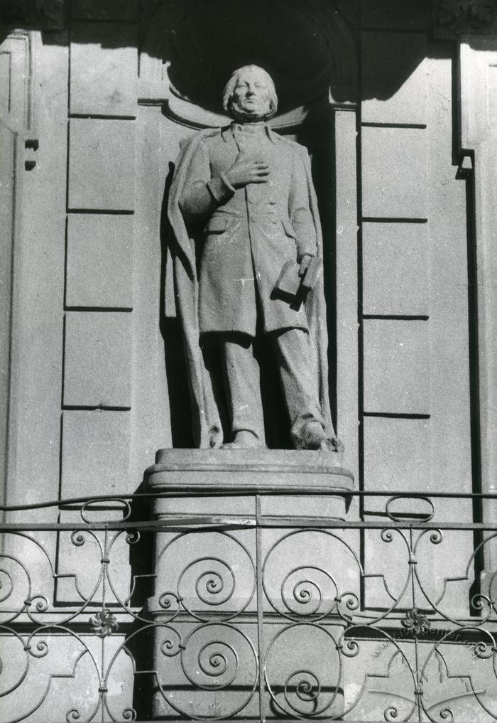 Sculpture of Adam Mickiewicz at 28 Franka St.  2