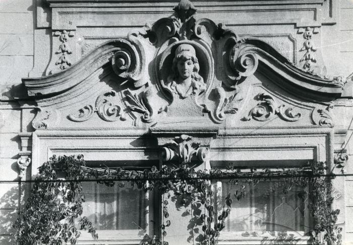 Fragment of the façade at 43 Franka St.  2