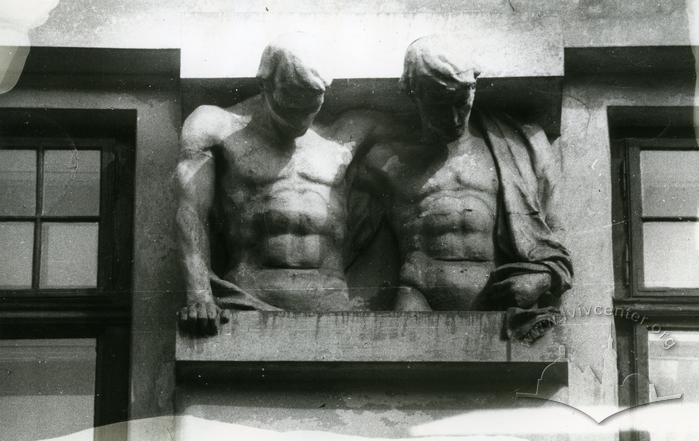 Скульптури на фасаді будинку на вул. Франка, 33 2