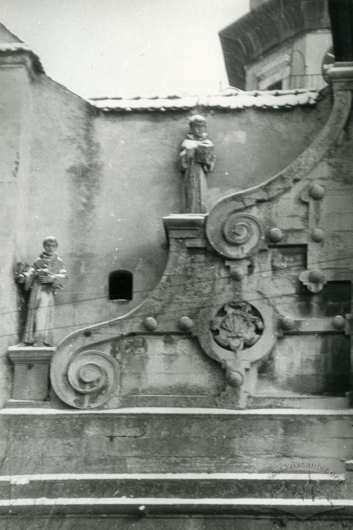 Fragment of the Bernardine church façade at 1 Soborna Sq.  2