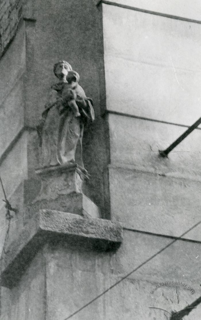 Sculpture of St. Anthony of Padua at 13 Halytska St.  2