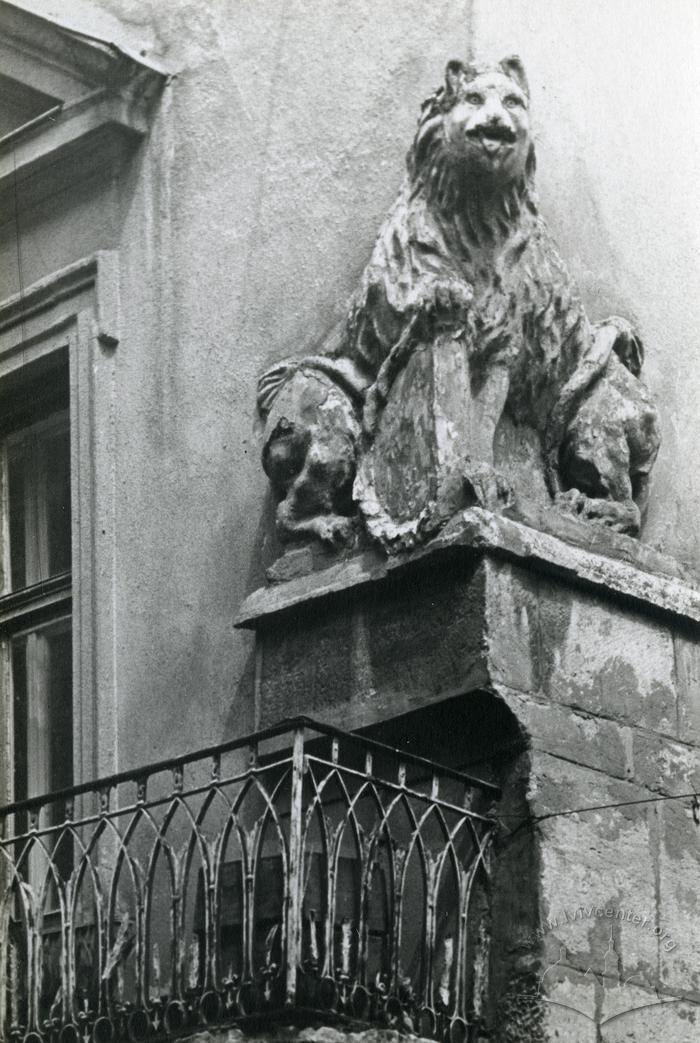 Lion sculpture at 11 Halytska St. 2
