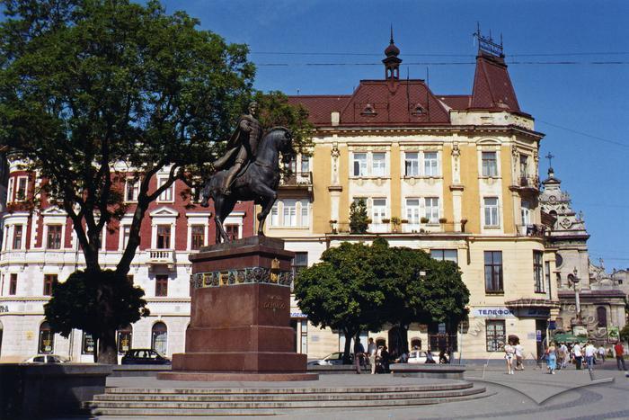 Halytska square 2