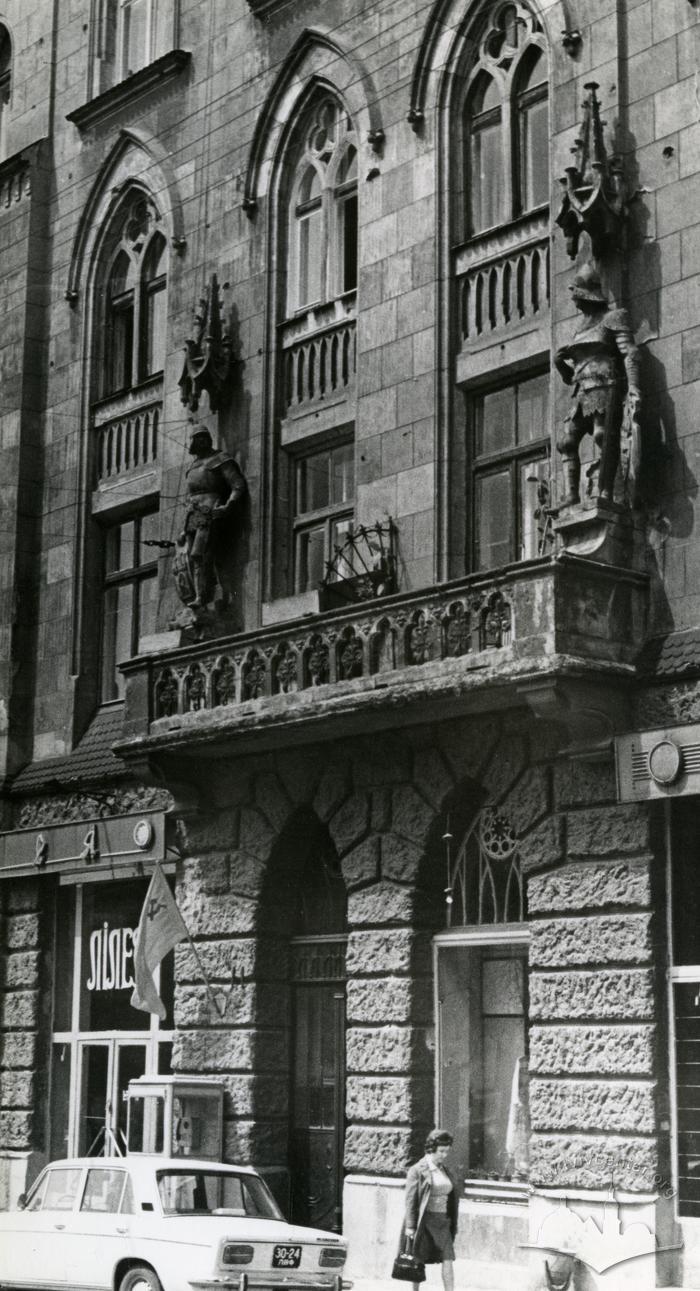 Fragment of the façade at 11 Valova St.  2