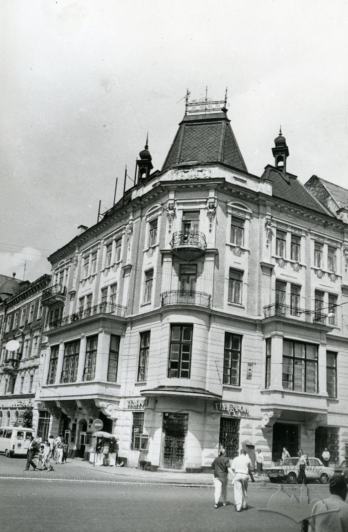 Building at 7 Halytska Sq.  2