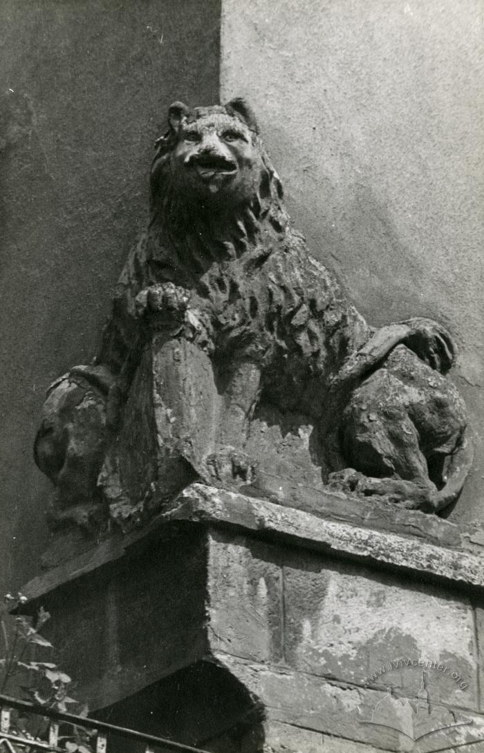 Lion sculpture at 11 Halytska St. 2