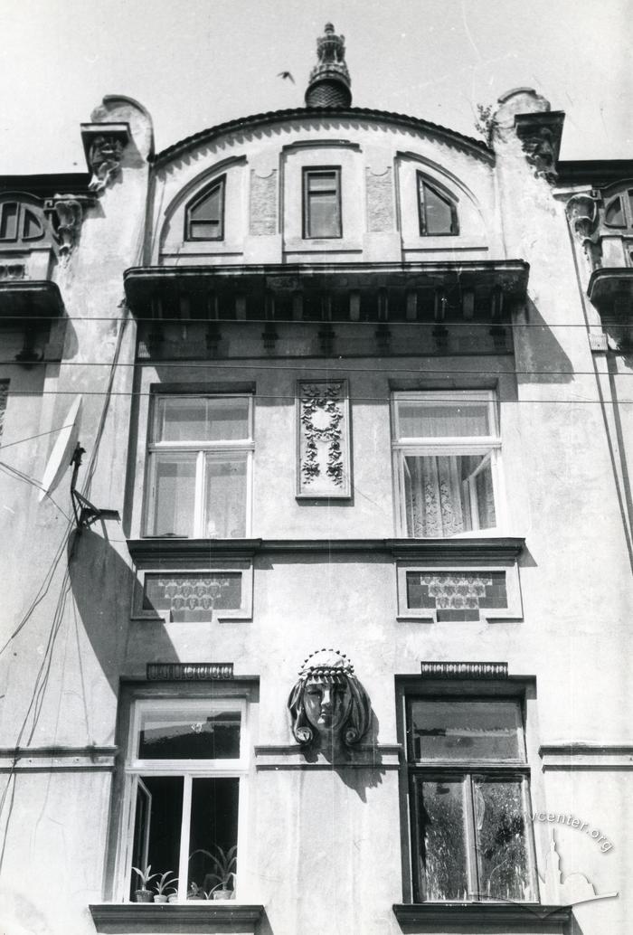 Fragment of the façade at 8 Tarnavskoho St.  2