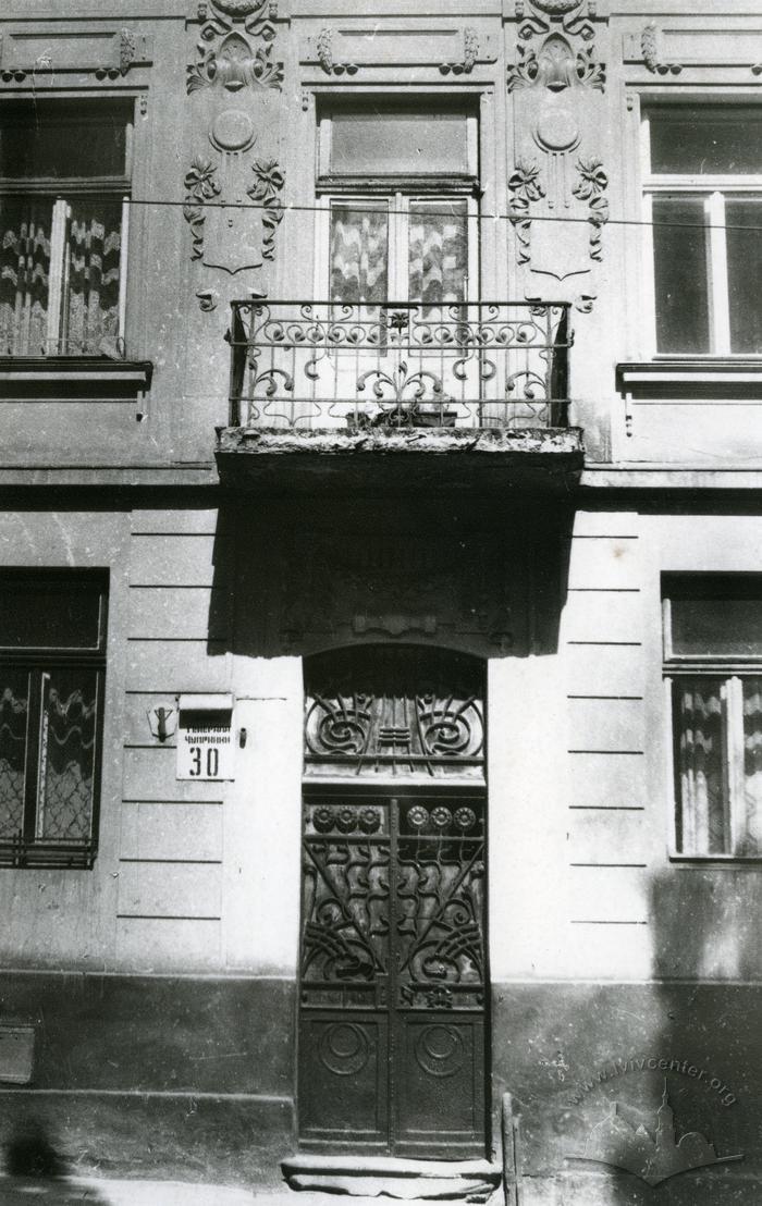 Fragment of the façade at 30 Chuprynky St.  2