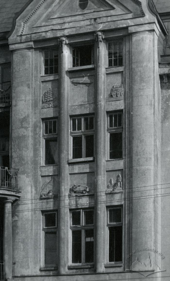 Фрагмент фасаду на вул. Чупринки, 49  2
