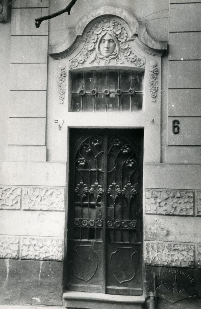 Main entrance at 6 Hlyboka St.  2