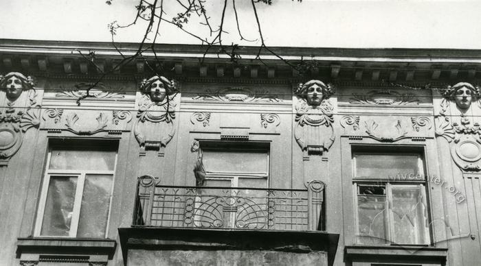 Fragment of the façade of the building  2