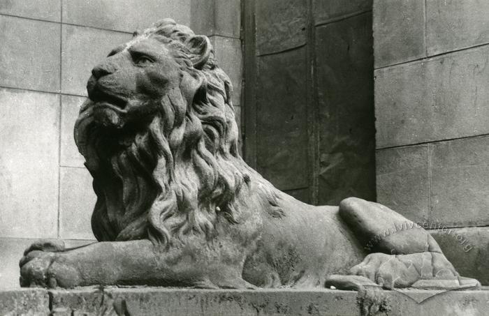 Sculpture of the lion at 50 Chuprynky 2