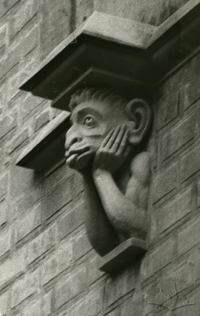 Mascaron on the façade at 5 Hlinky St.  2