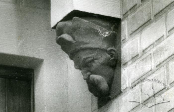 Mascaron on the façade at 5 Hlinky St.  2