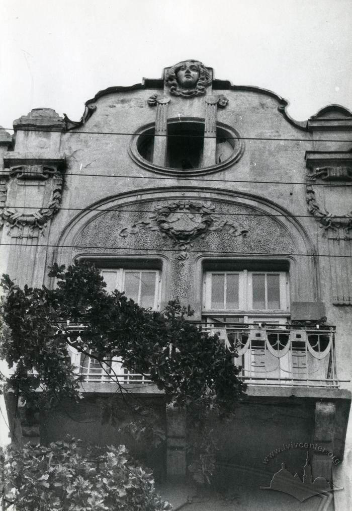 Uppermost of the building at 8 Hlyboka St.  2