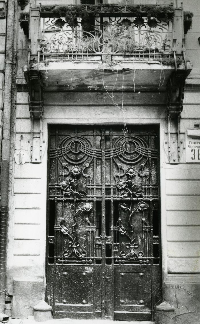 Main entrance at 38 Chuprynky St.  2