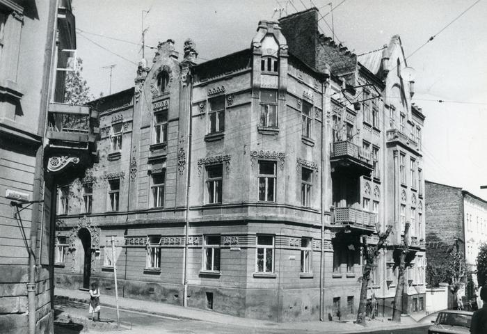 Building at 2 Hlibova St.  2