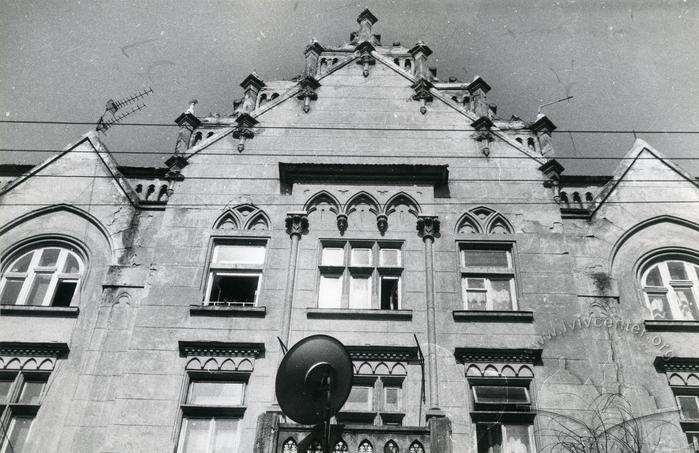 Uppermost part of the building at 14 Hlyboka St.  2