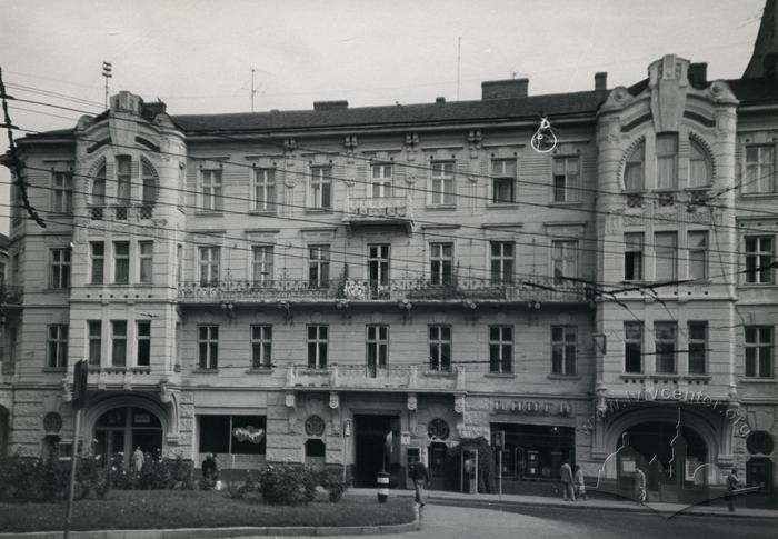 Building at 4 Hryhorenka Sq.  2
