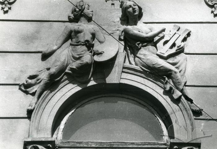 Sculptures on the façade at 8 Hnatiuka St. 2