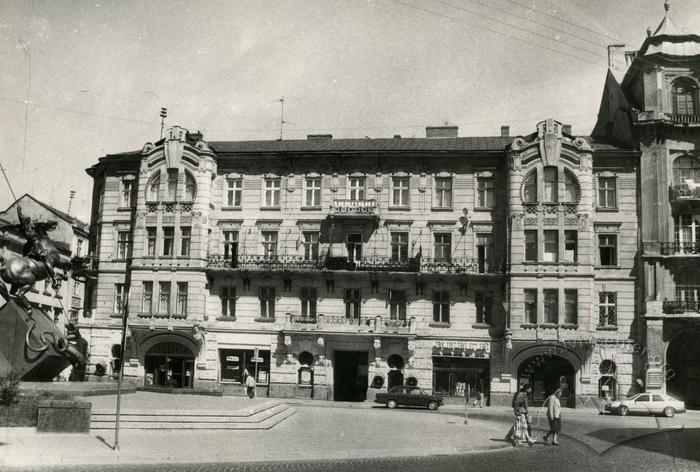 Building at 4 Hryhorenka Sq.  2