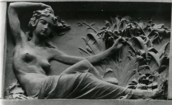 Bas-relief of a woman at 12 Kopernika St.  2