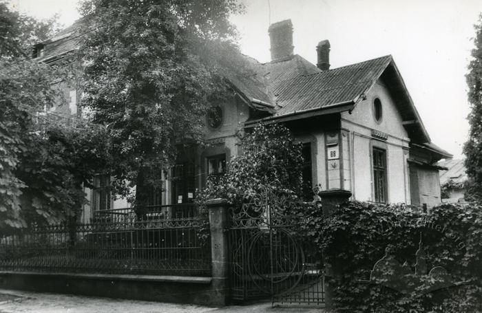 Будинок на вул. Коновальця, 88  2