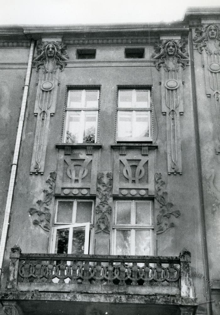 Fragment of the façade at 15 Konovaltsia St. 1