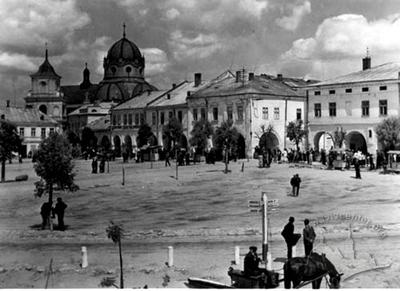 The market square in Zhovkva