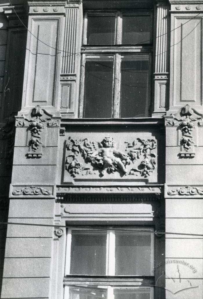 Fragment of the façade at 44 Kopernika St.  2