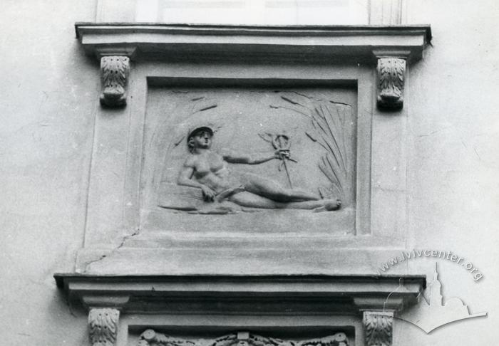 Bas-relief at 2 Kopernika St.  2